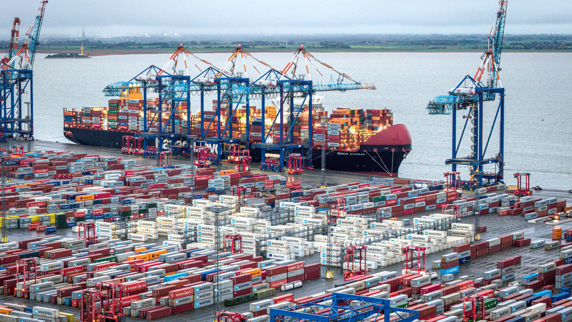 Bremen, Bremerhaven: Containerschiffe liegen im Hafen