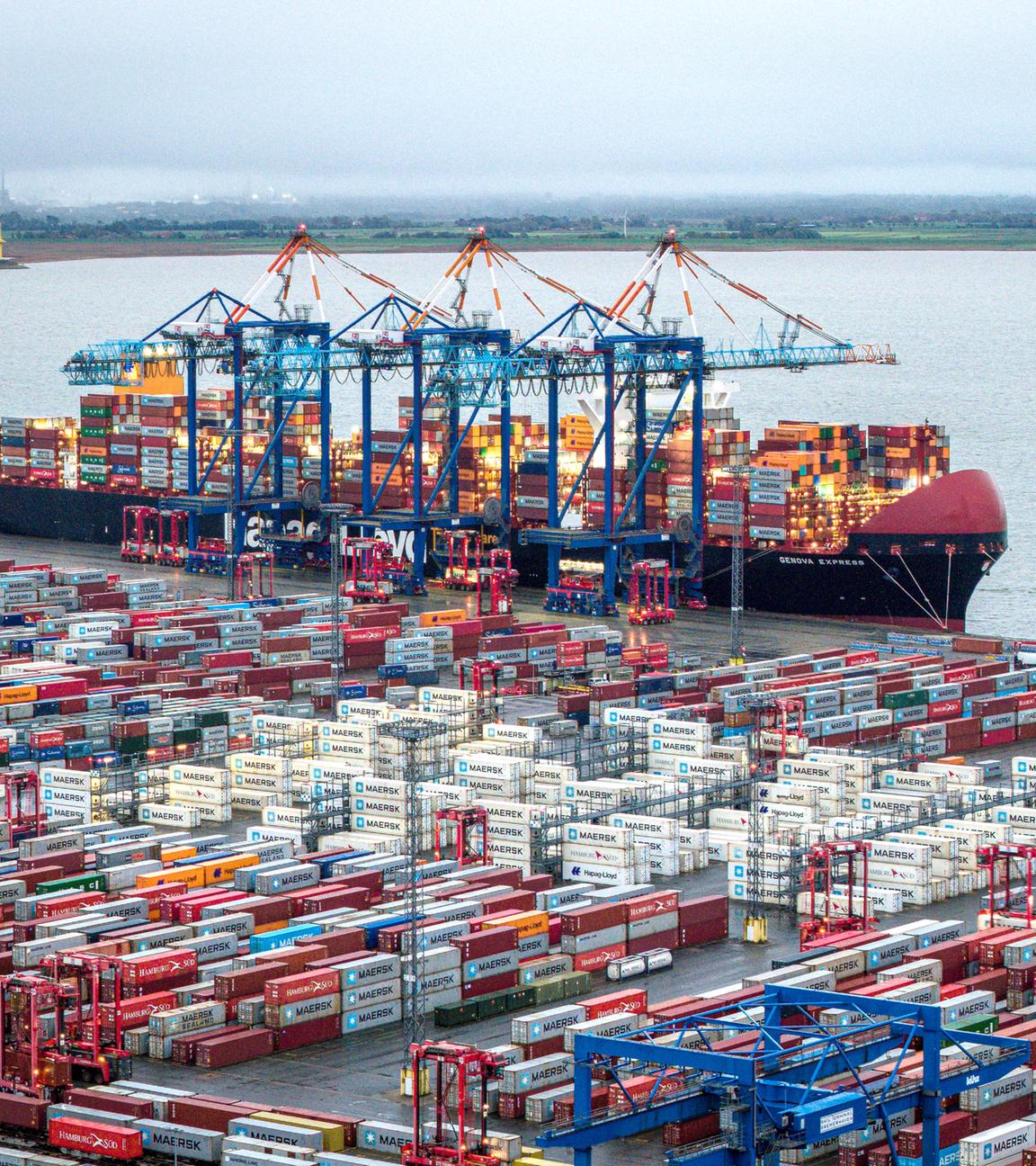 Container und ein Containerschiff liegen im Hafen von Bremerhaven am 14.10.2025.