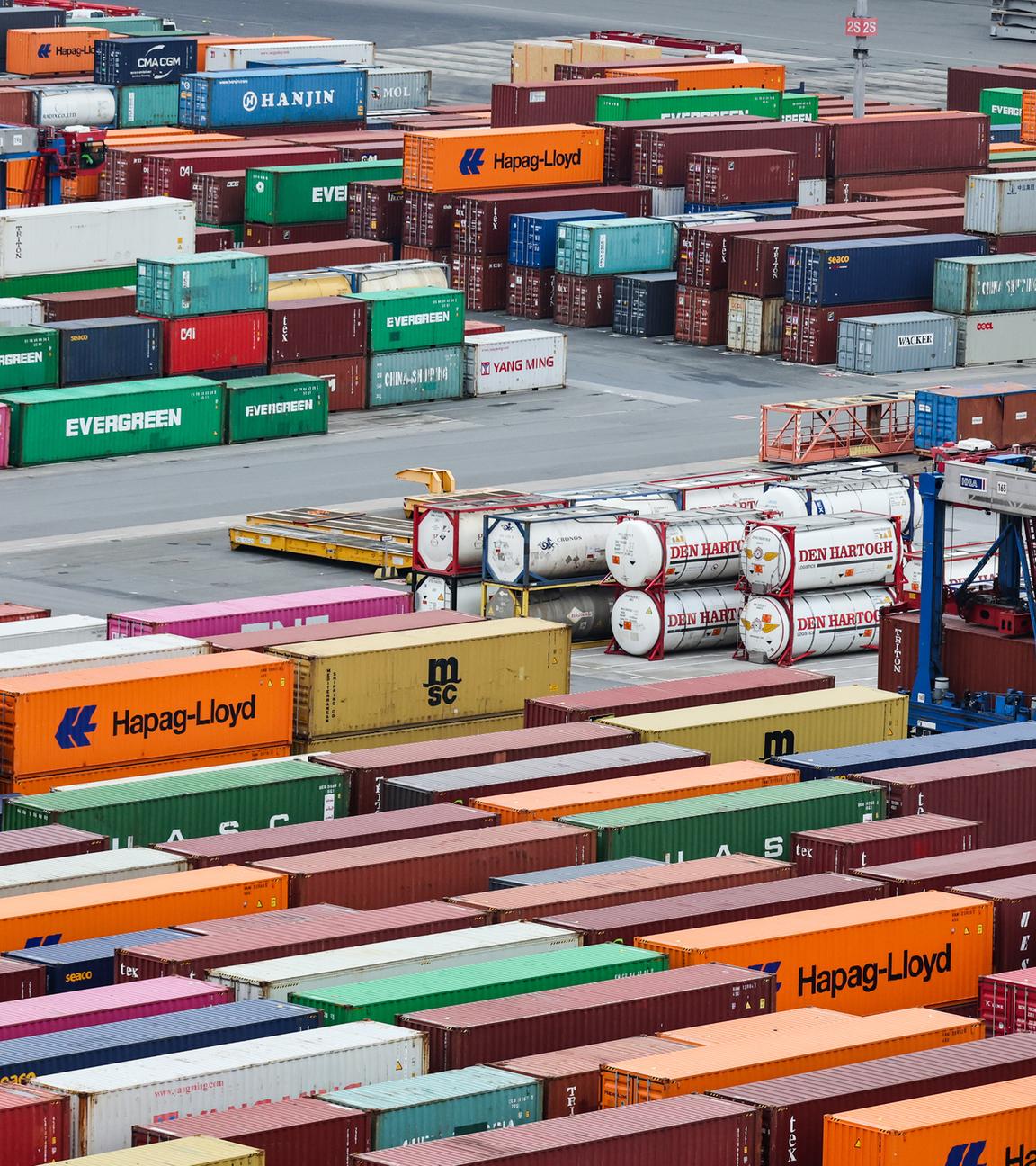 Hamburg: Container lagern auf dem Containerterminal Burchardkai (CTB) der Hamburger Hafen und Logistik AG HHLA im Hamburger Hafen. 