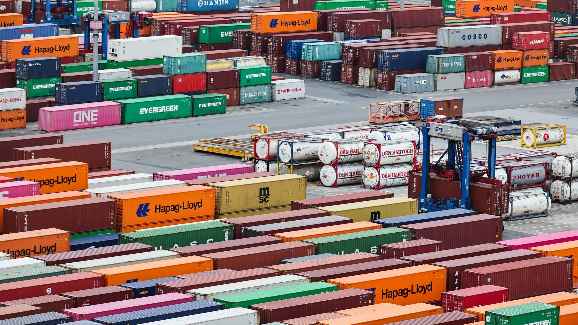 Hamburg: Container lagern auf dem Containerterminal Burchardkai (CTB) der Hamburger Hafen und Logistik AG HHLA im Hamburger Hafen. 