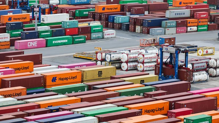 Hamburg: Container lagern auf dem Containerterminal Burchardkai (CTB) der Hamburger Hafen und Logistik AG HHLA im Hamburger Hafen. 