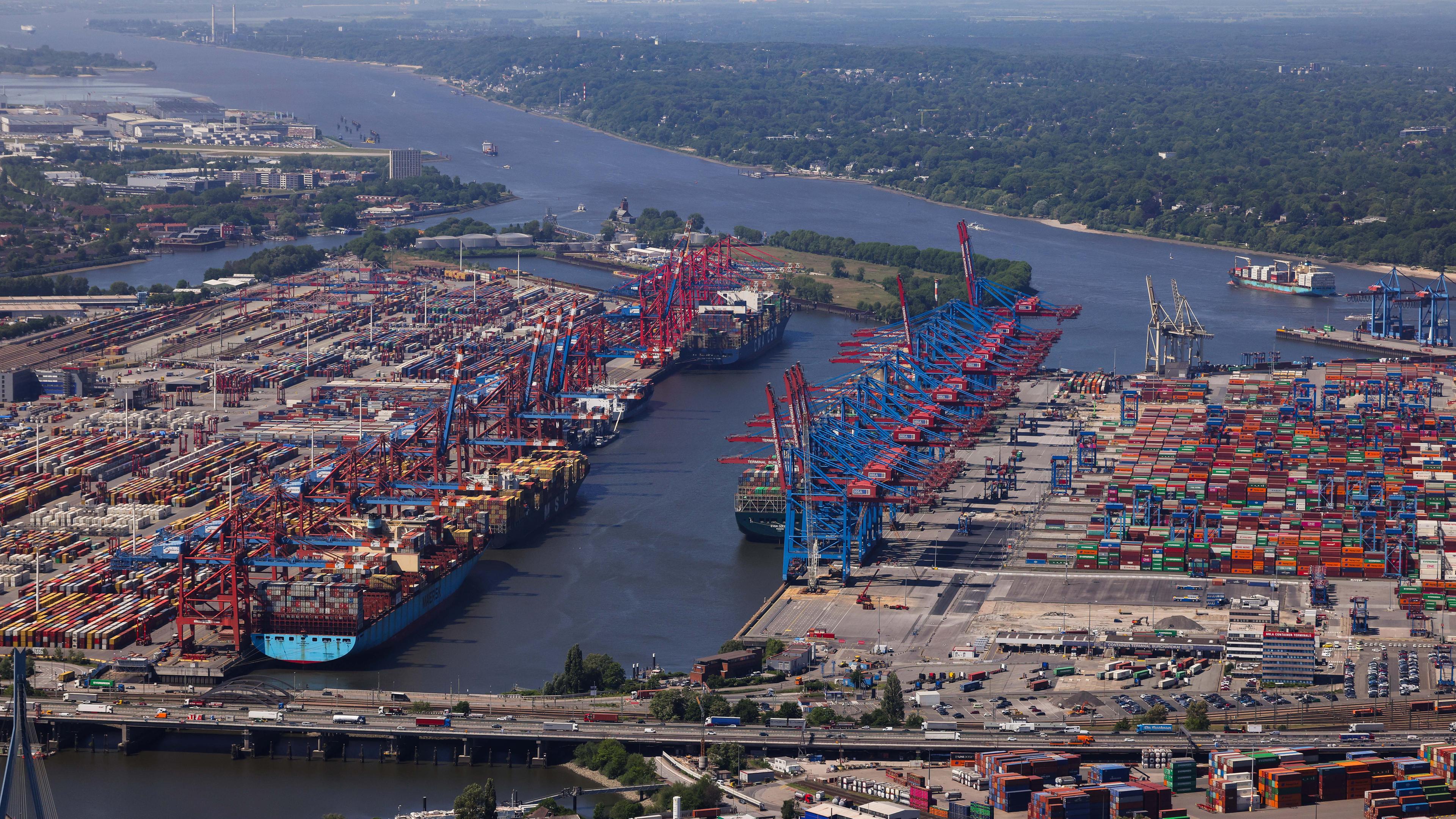 Hamburg: Blick über den Hafen von Hamburg mit Container Terminal Burchardkai (CTB, r) der Hamburger Hafen und Logistik AG (HHLA) und dem Container Terminal von Eurogate (l).