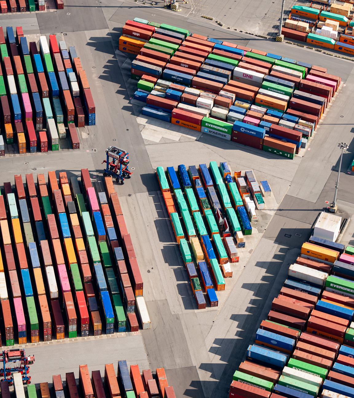 Symbolbild: Zahlreiche Container stehen auf dem Gelände eines Containerterminals im Hamburger Hafen.