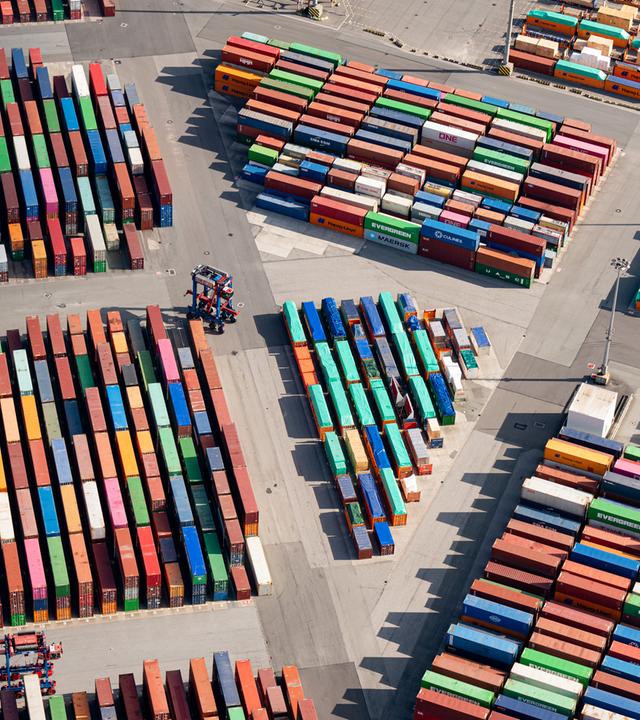 Symbolbild: Zahlreiche Container stehen auf dem Gelände eines Containerterminals im Hamburger Hafen.