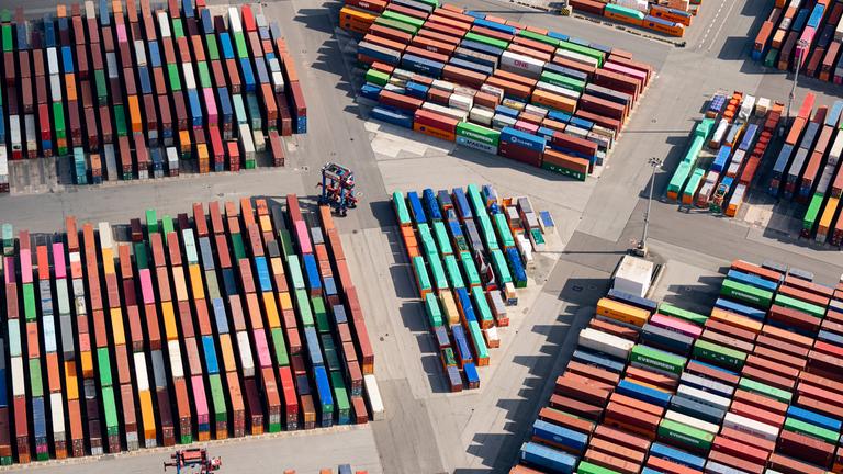 Symbolbild: Zahlreiche Container stehen auf dem Gelände eines Containerterminals im Hamburger Hafen.