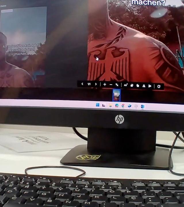 Blick auf mehrere Computer-Bildschirme mit TikTok-Videos, die überprüft werden