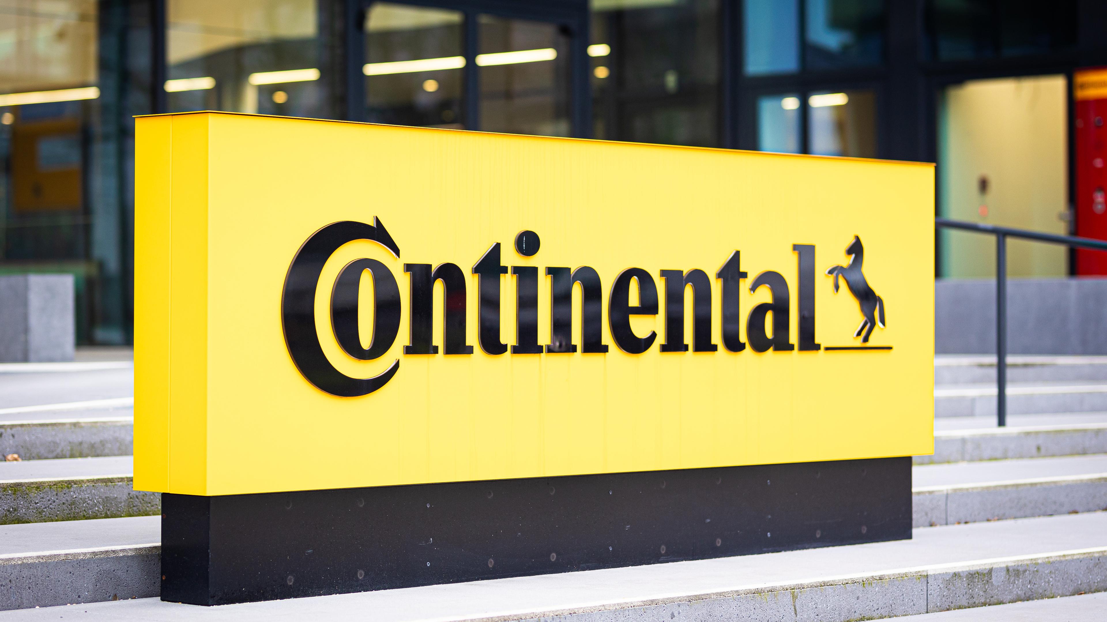Niedersachsen, Hannover: Das Logo der Continental AG ist vor der Unternehmenszentrale des Automobilzulieferers zu sehen.