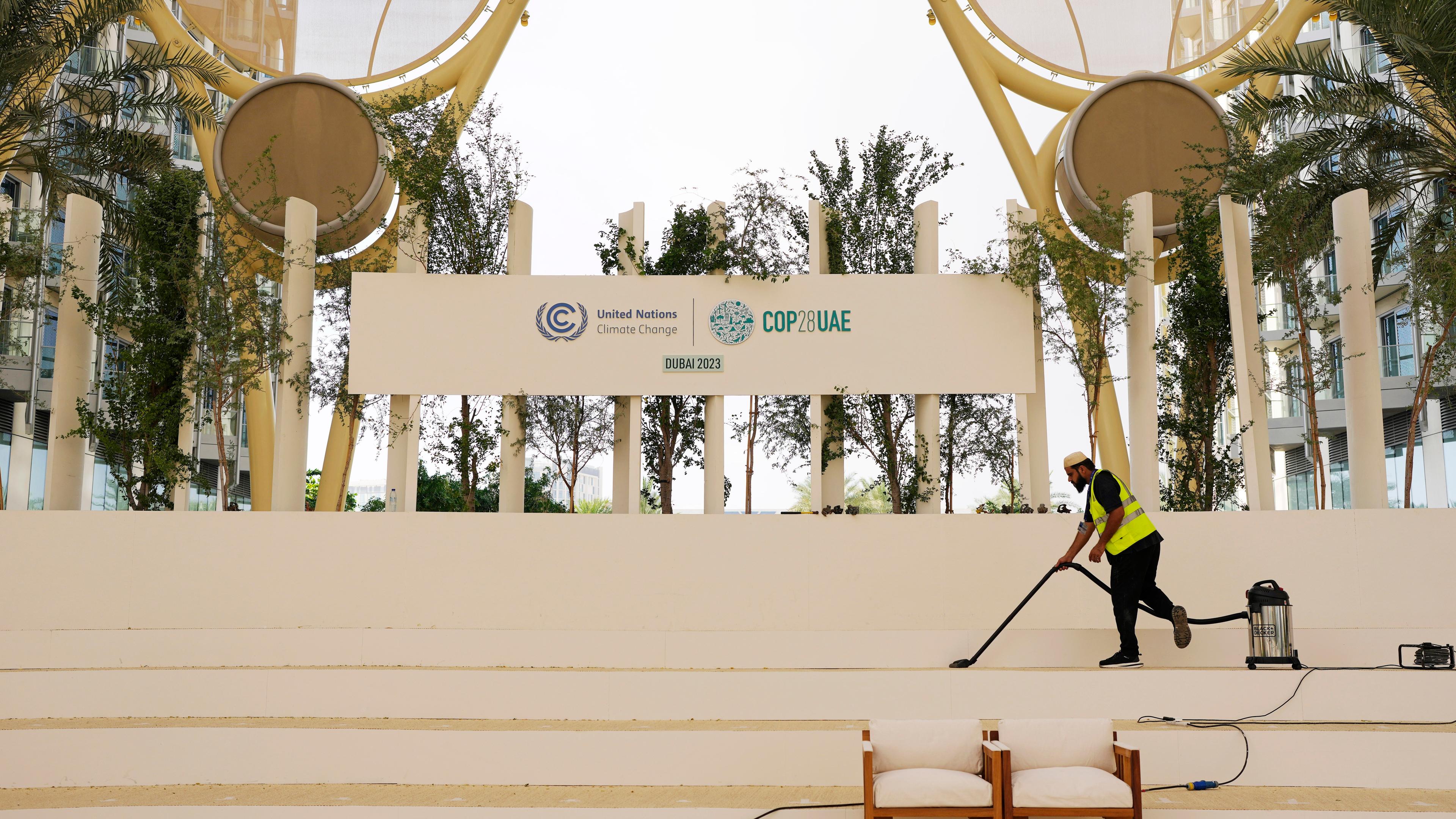 Ein Arbeiter saugt eine Treppe des Austragungsortes der Weltklimakonferenz in Dubai.