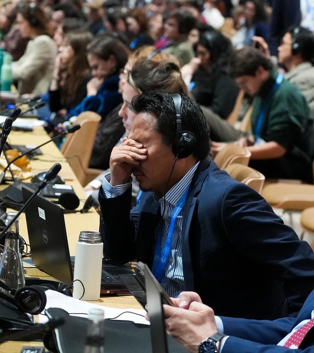 Ein Delegierter reagiert auf den erzielten Kompromiss bei der Weltklimakonferenz COP29 in Baku, Aserbaidschan.