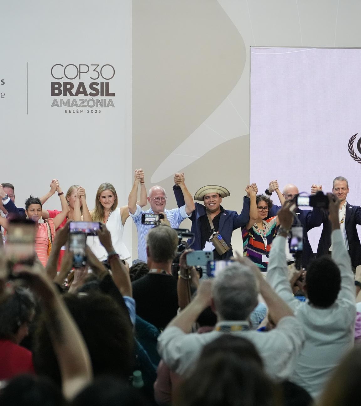 Vertreter mehrerer Länder auf dem UN-Klimagipfel COP30 reichen sich am Ende einer Pressekonferenz die Hände, auf der sie über die Abkehr von fossilen Brennstoffen diskutierten.