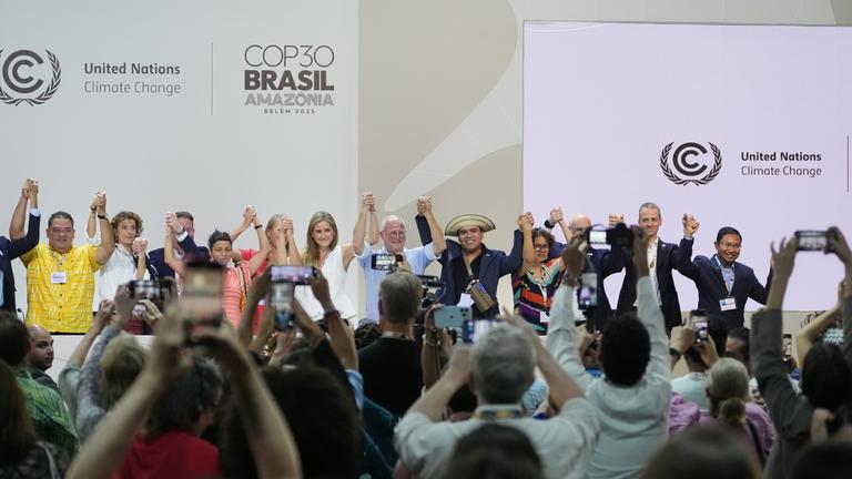 Vertreter mehrerer Länder auf dem UN-Klimagipfel COP30 reichen sich am Ende einer Pressekonferenz die Hände, auf der sie über die Abkehr von fossilen Brennstoffen diskutierten.