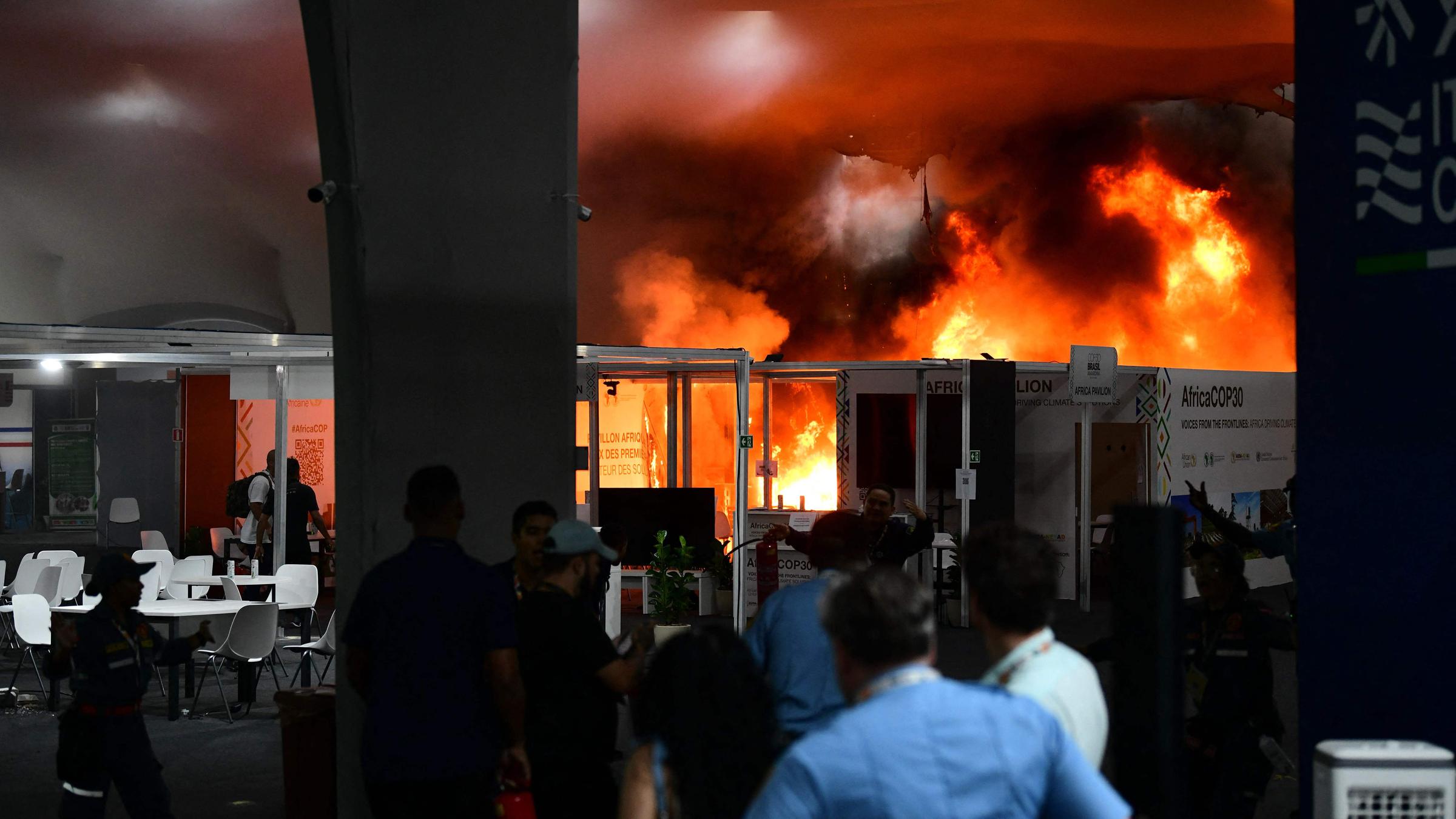 Flammen in einem Pavillon auf dem Gelände der UN-Klimakonferenz COP30 am 20.11.2025 in Belém, Brasilien.