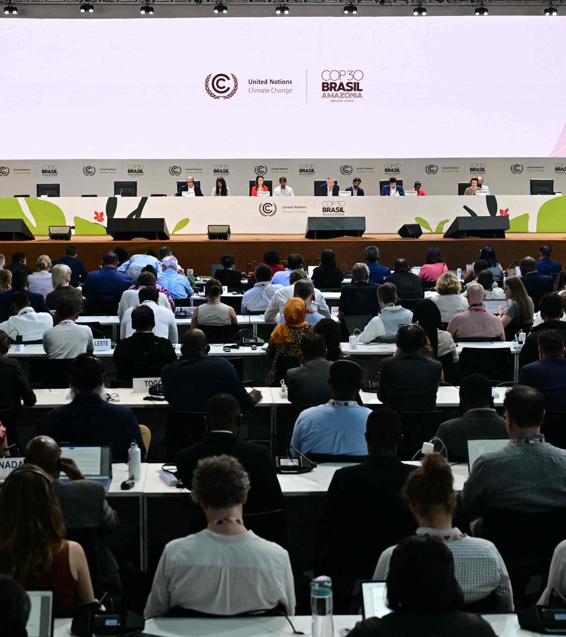 COP30-Präsident Andre Correa do Lago (Mitte) spricht während einer Plenarsitzung der COP30-UN-Klimakonferenz in Belém, Brasilien, am 21.11.2025. 