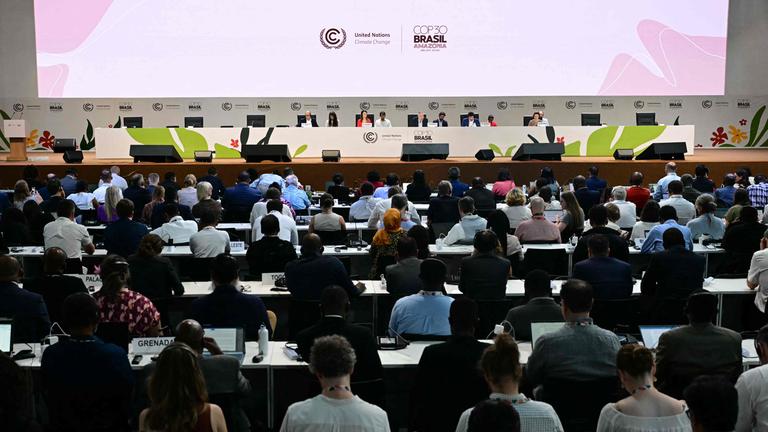 COP30-Präsident Andre Correa do Lago (Mitte) spricht während einer Plenarsitzung der COP30-UN-Klimakonferenz in Belém, Brasilien, am 21.11.2025. 