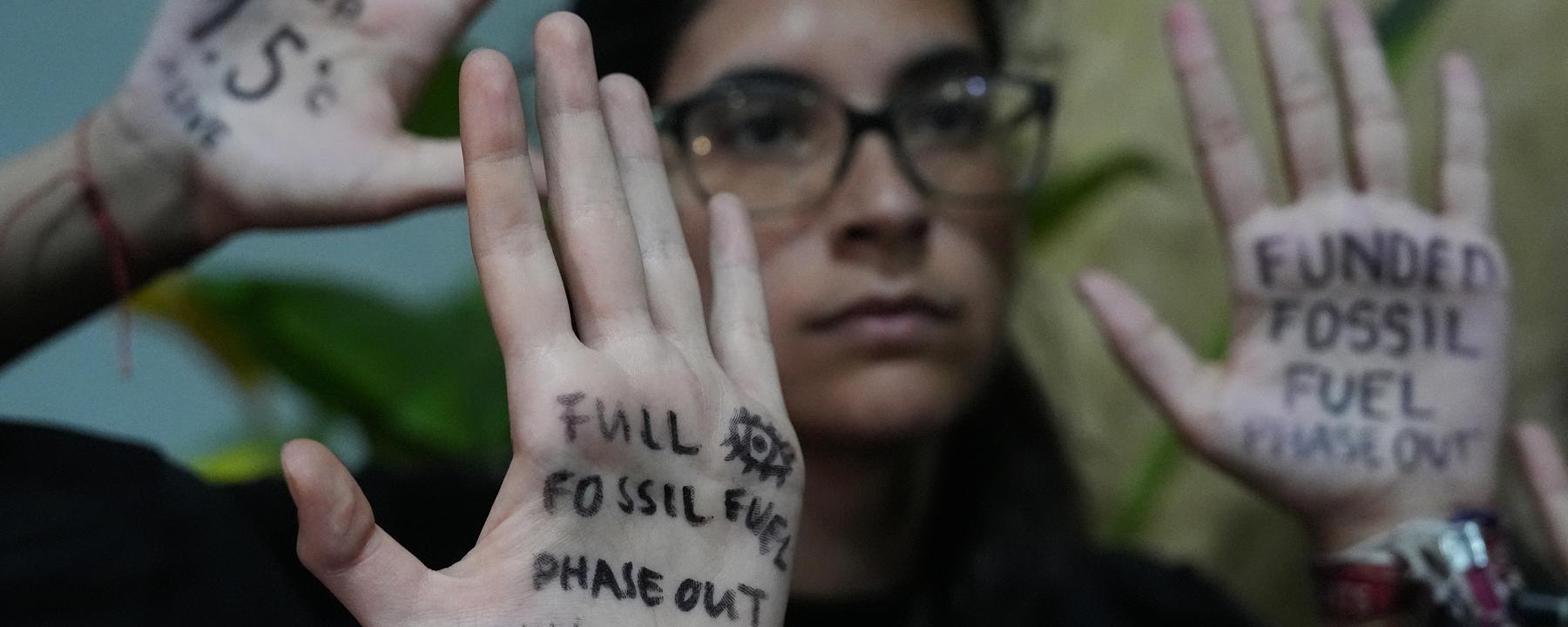 Aktivisten nehmen an einer Demonstration vor dem Verhandlungsort des UN-Klimagipfels COP30 am 21.11.2025, in Belém, Brasilien, teil.