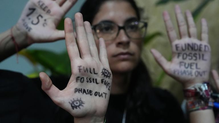 Aktivisten nehmen an einer Demonstration vor dem Verhandlungsort des UN-Klimagipfels COP30 am 21.11.2025, in Belém, Brasilien, teil.