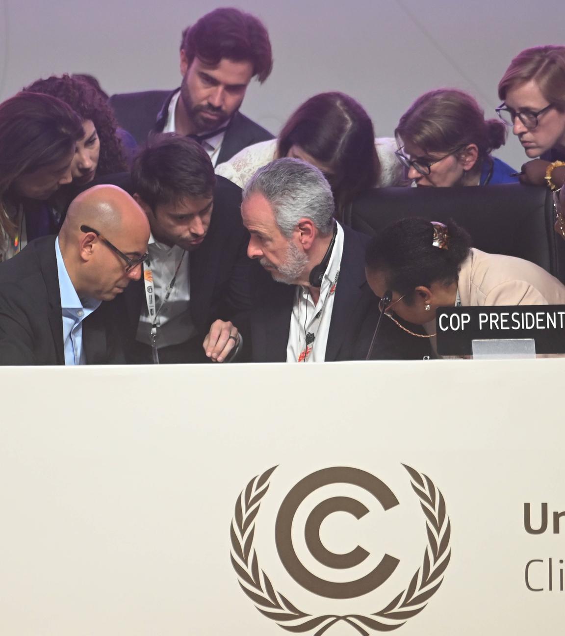 Der Präsident der 30. UN-Klimakonferenz COP30, André Correa do Lago (2. v. l., vorne), diskutiert während einer Plenarsitzung der COP30 in Belém mit dem Exekutivsekretär der UN-Klimakonferenz, Simon Stiell (1. v. l., vorne), und weiteren Mitarbeitern.
