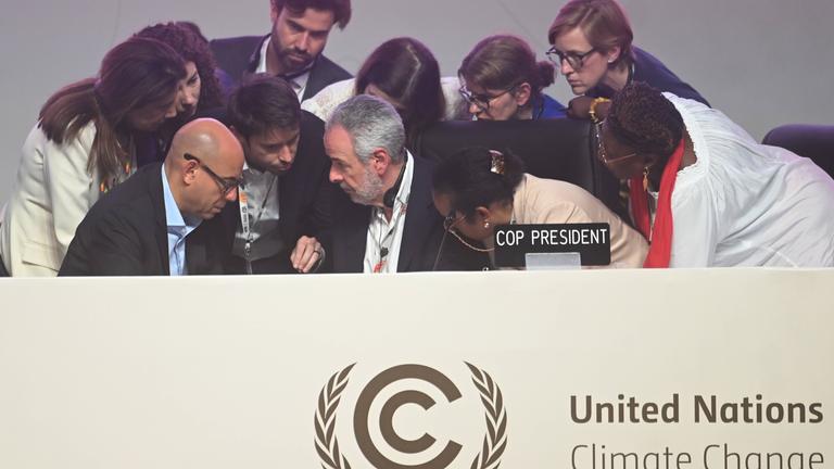 Der Präsident der 30. UN-Klimakonferenz COP30, André Correa do Lago (2. v. l., vorne), diskutiert während einer Plenarsitzung der COP30 in Belém mit dem Exekutivsekretär der UN-Klimakonferenz, Simon Stiell (1. v. l., vorne), und weiteren Mitarbeitern.