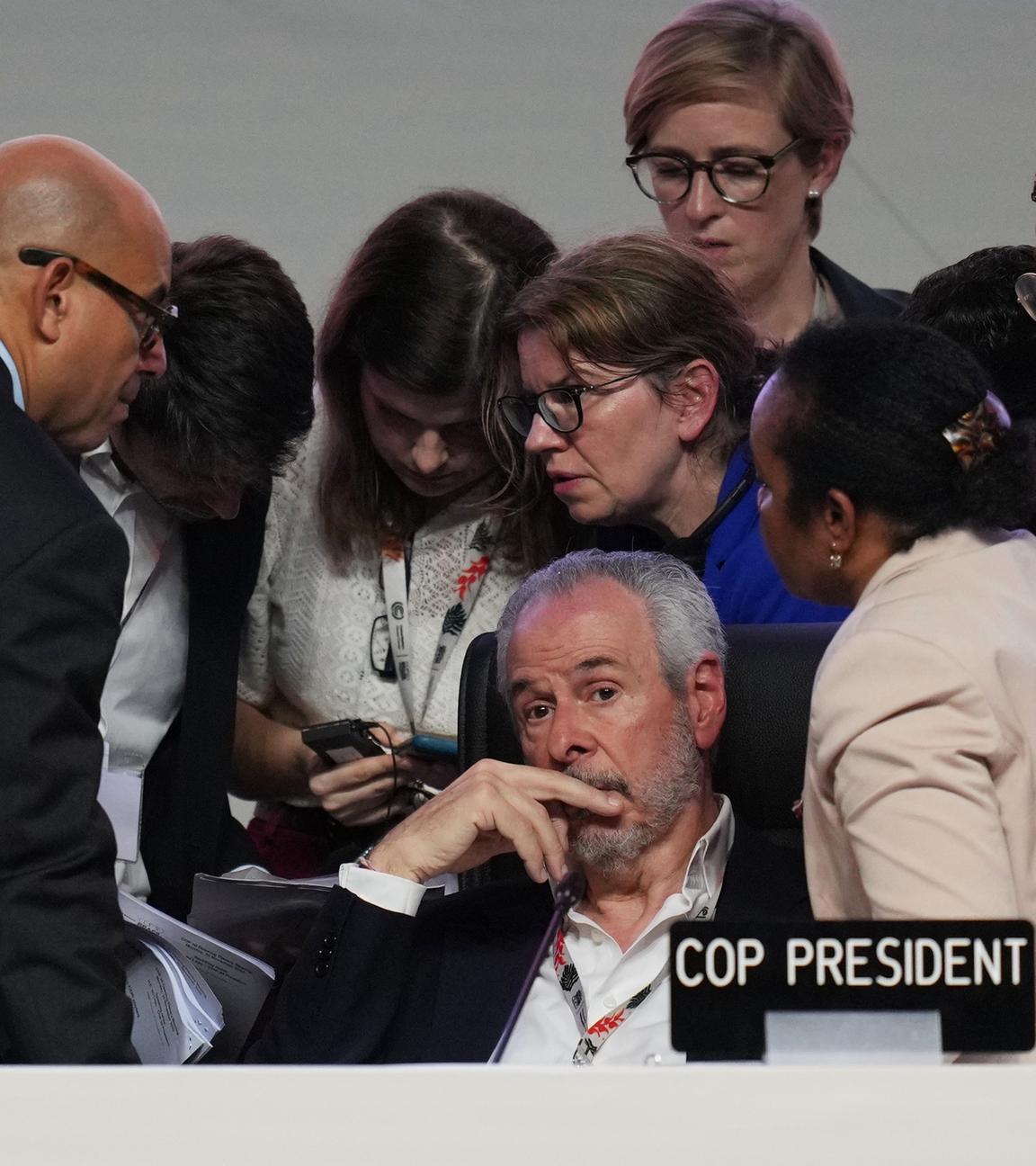 André Corrêa do Lago, Präsident der COP30, sitzt, während Simon Stiell, Klimachef der Vereinten Nationen (links), während einer Plenarsitzung des UN-Klimagipfels COP30 am Samstag, dem 22. November 2025, mit anderen UN-Beamten spricht.