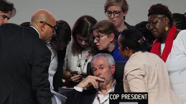 André Corrêa do Lago, Präsident der COP30, sitzt, während Simon Stiell, Klimachef der Vereinten Nationen (links), während einer Plenarsitzung des UN-Klimagipfels COP30 am Samstag, dem 22. November 2025, mit anderen UN-Beamten spricht.