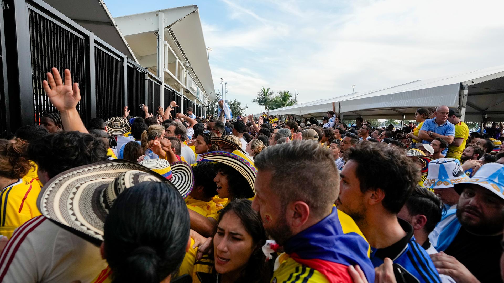Fans warten vor dem Finale der Copa América zwischen Argentinien und Kolumbien auf den Einlass ins Stadion