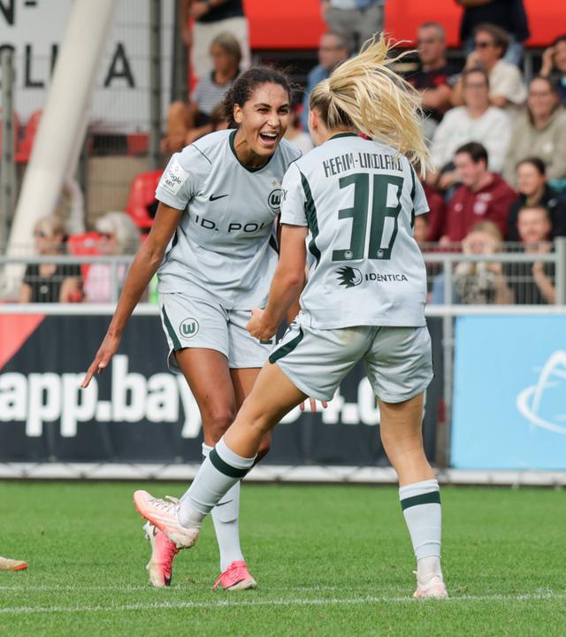Die Wolfsburger Stürmerin Cora Zicai jubelt nach ihrem Treffer zum 2:1 gegen Bayer Leverkusen