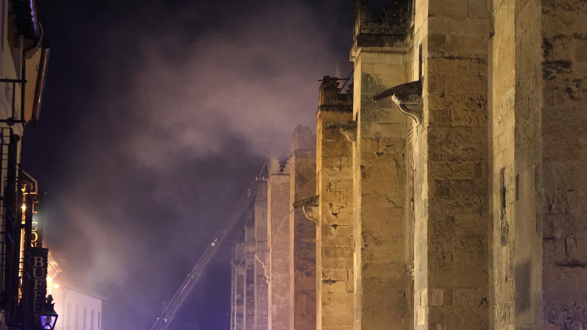 Córdoba: Rauch steigt über der Moschee-Kathedrale auf.