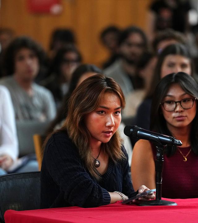 Studentinnen der Cornell University sprechen während einer Studentenversammlung an der Cornell University über sexuelle Gewalt auf dem Campus. 