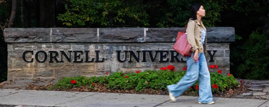 Eine Studentin läuft am Schriftzug der Cornell-University vorbei. (Archiv)