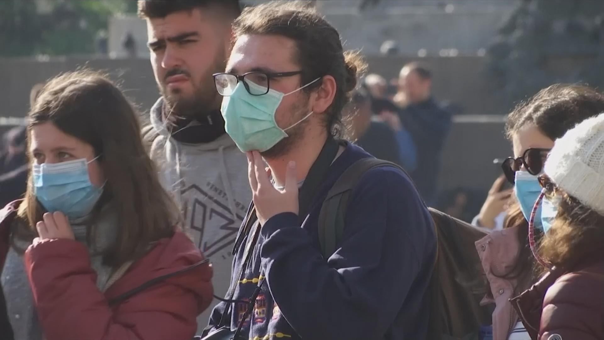 Menschen schützen sich mit Mundschutz vor Corona-Virus, in hjo-Stück zur aktuellen Lage des Corona-Virus von Uli Rödle, hjo, 25.02.2020