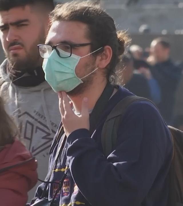 Menschen schützen sich mit Mundschutz vor Corona-Virus, in hjo-Stück zur aktuellen Lage des Corona-Virus von Uli Rödle, hjo, 25.02.2020