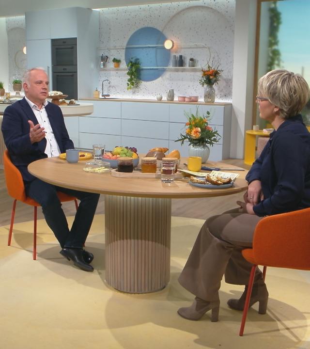 Virologe Martin Stürmer zu Gast bei Andrea Ballschuh am "Volle Kanne"-Frühstückstisch.