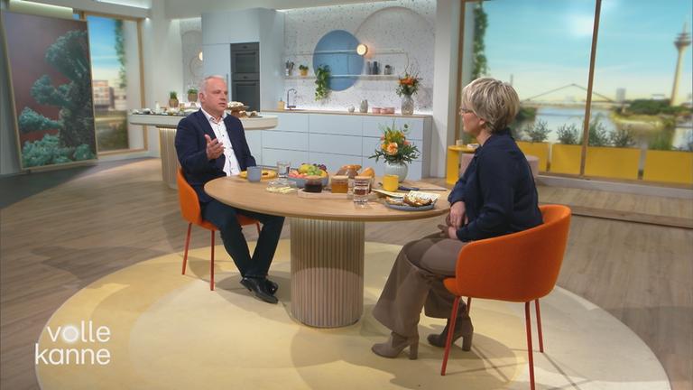 Virologe Martin Stürmer zu Gast bei Andrea Ballschuh am "Volle Kanne"-Frühstückstisch.