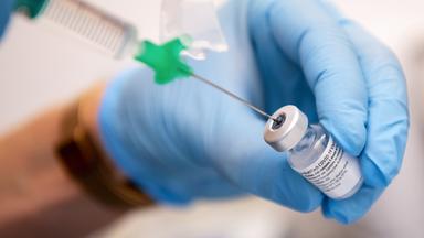  Bayern, Gauting: Eine Klinik-Mitarbeiterin zieht den Covid-19 Impfstoff von Biontech/Pfizer für eine Impfung auf eine Spritze. Archivbild