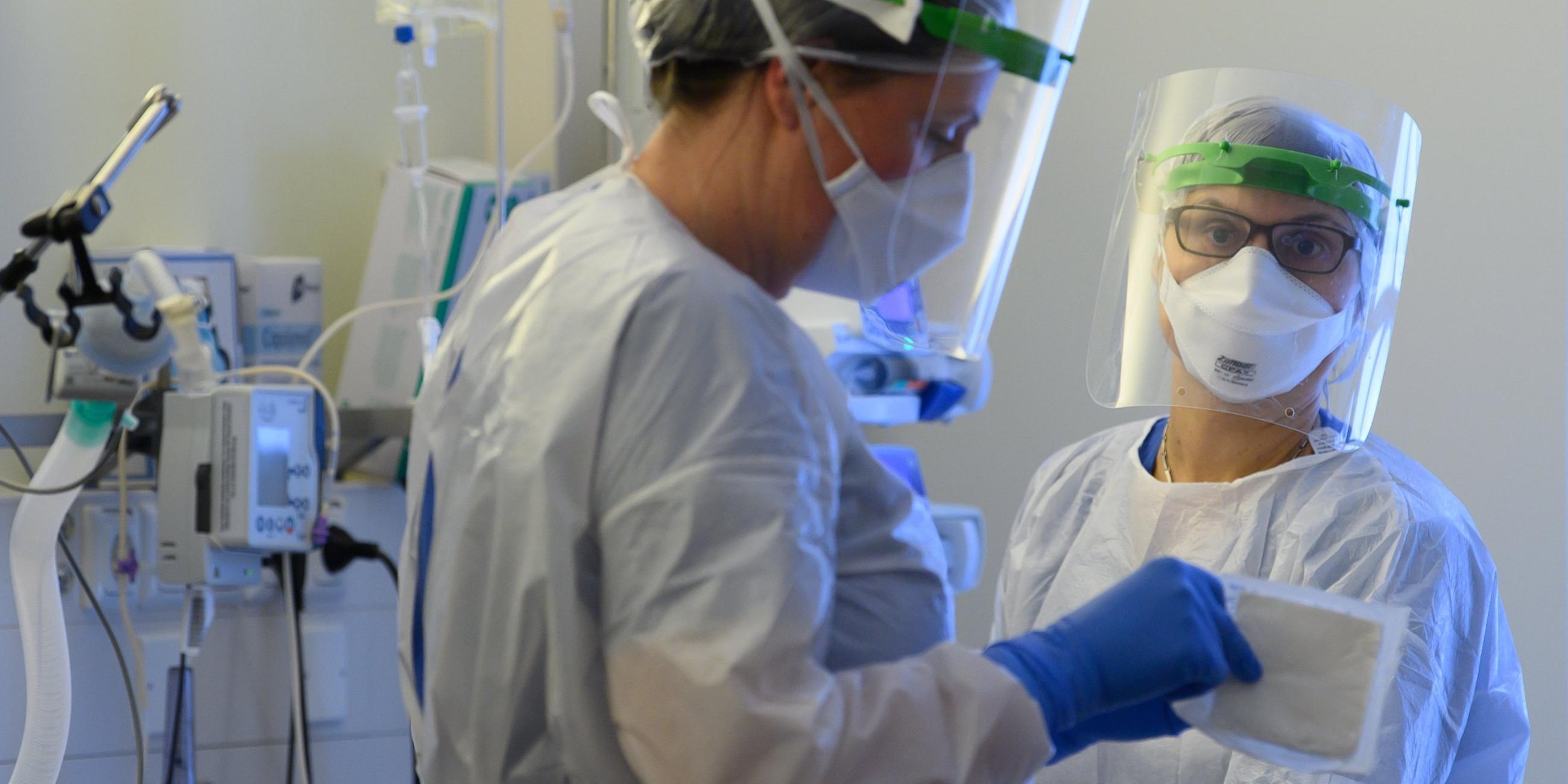 Intensivpfleger in Schutzkleidung