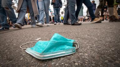 Maske liegt ungeachtet auf dem Boden