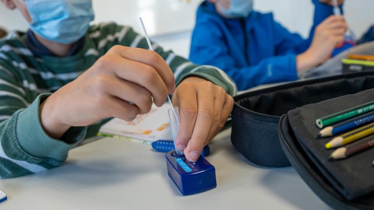 Das Bild zeigt Kinder, die sich auf Corona testen.
