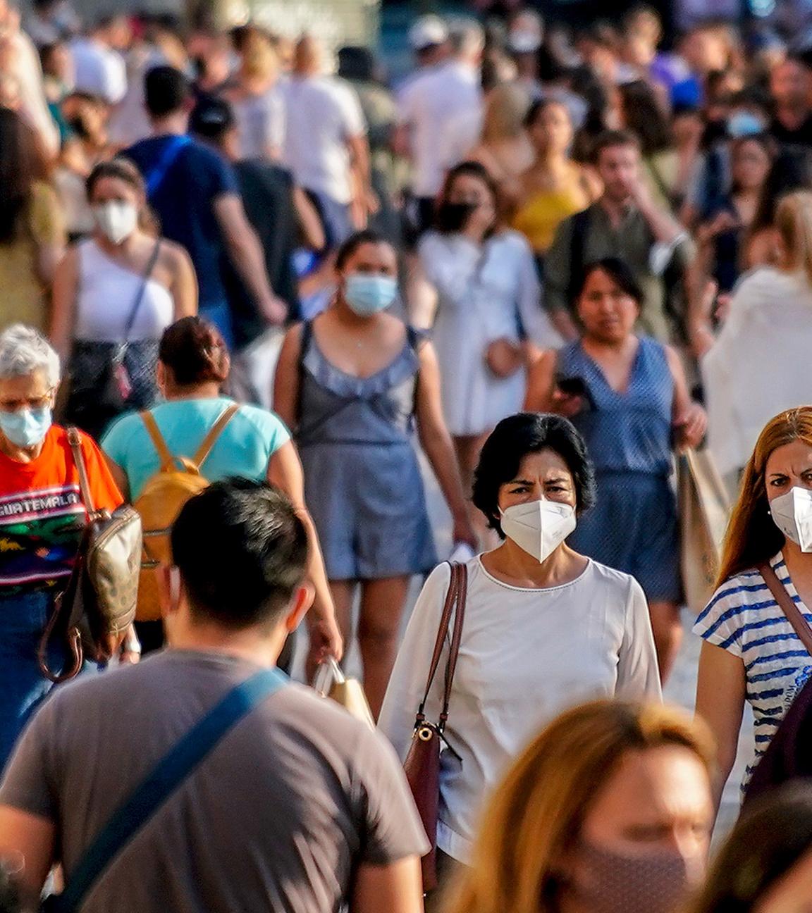 Menschen mit Mundschutz in Barcelona (Spanien)
