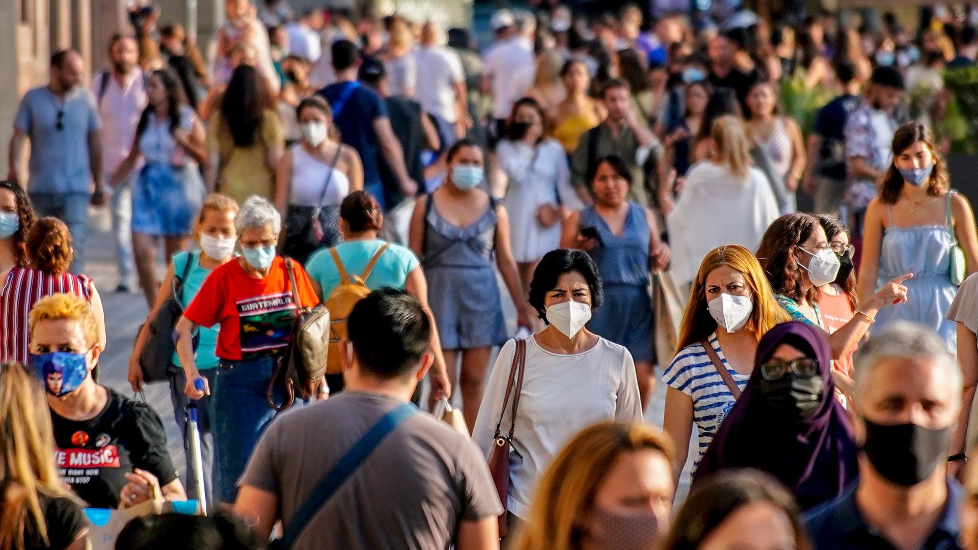 Menschen mit Mundschutz in Barcelona (Spanien)