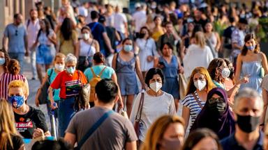 Menschen mit Mundschutz in Barcelona (Spanien)