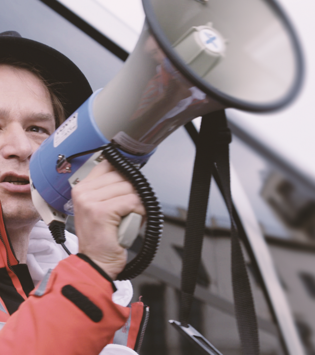 Corona-Demonstrant mit Megafon bei Kundegebung