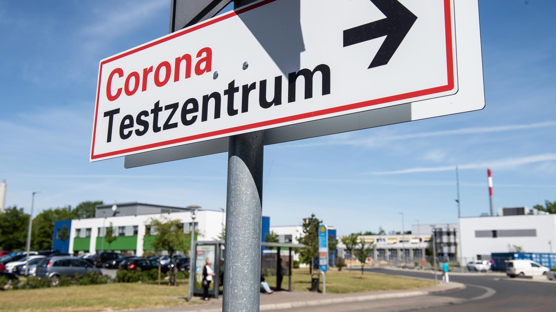 Ein Schild mit der Aufschrift "Corona Testzentrum" ist an einer Pfosten an der Universitaetsmedizin Goettingen zu sehen.