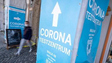 München: Ein Schild mit der Aufschrift "Corona-Testzentrum" weist den Weg zu einem Testzentrum in der Innenstadt.