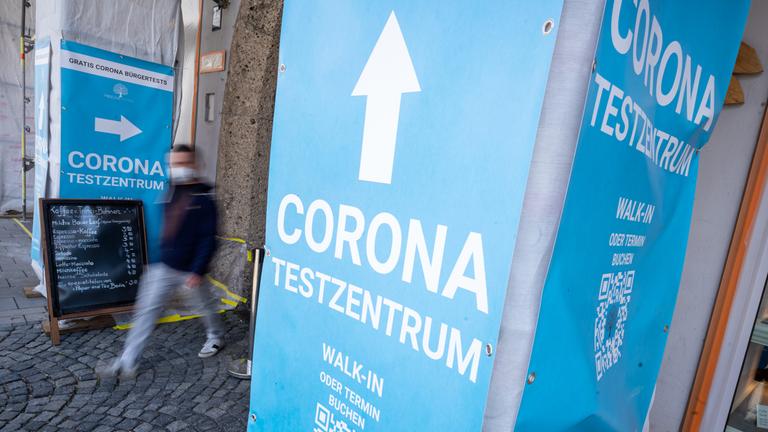 München: Ein Schild mit der Aufschrift "Corona-Testzentrum" weist den Weg zu einem Testzentrum in der Innenstadt.