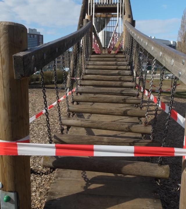 Gesperrter Spielplatz in der Corona-Krise