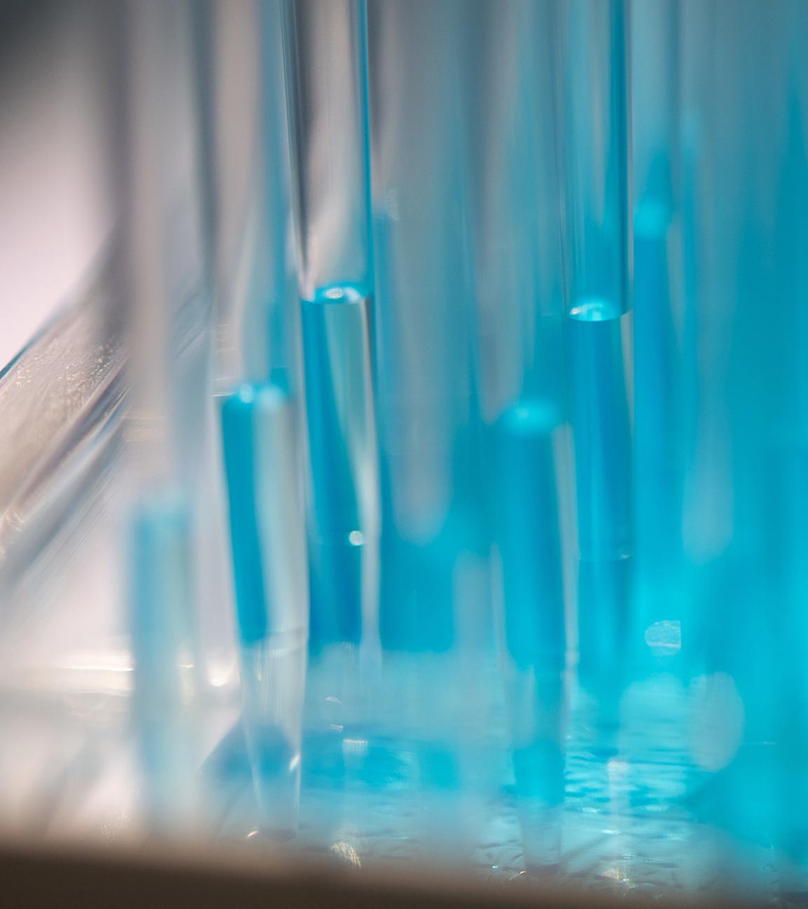 Blaue Flüssigkeit wird in einem Labor des biopharmazeutischen Unternehmens Curevac am 24.02.2020 in Tübingen pipettiert.