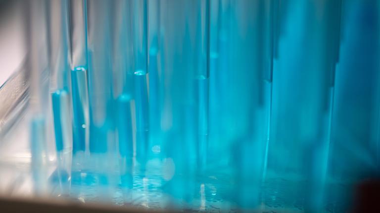 Blaue Flüssigkeit wird in einem Labor des biopharmazeutischen Unternehmens Curevac am 24.02.2020 in Tübingen pipettiert.