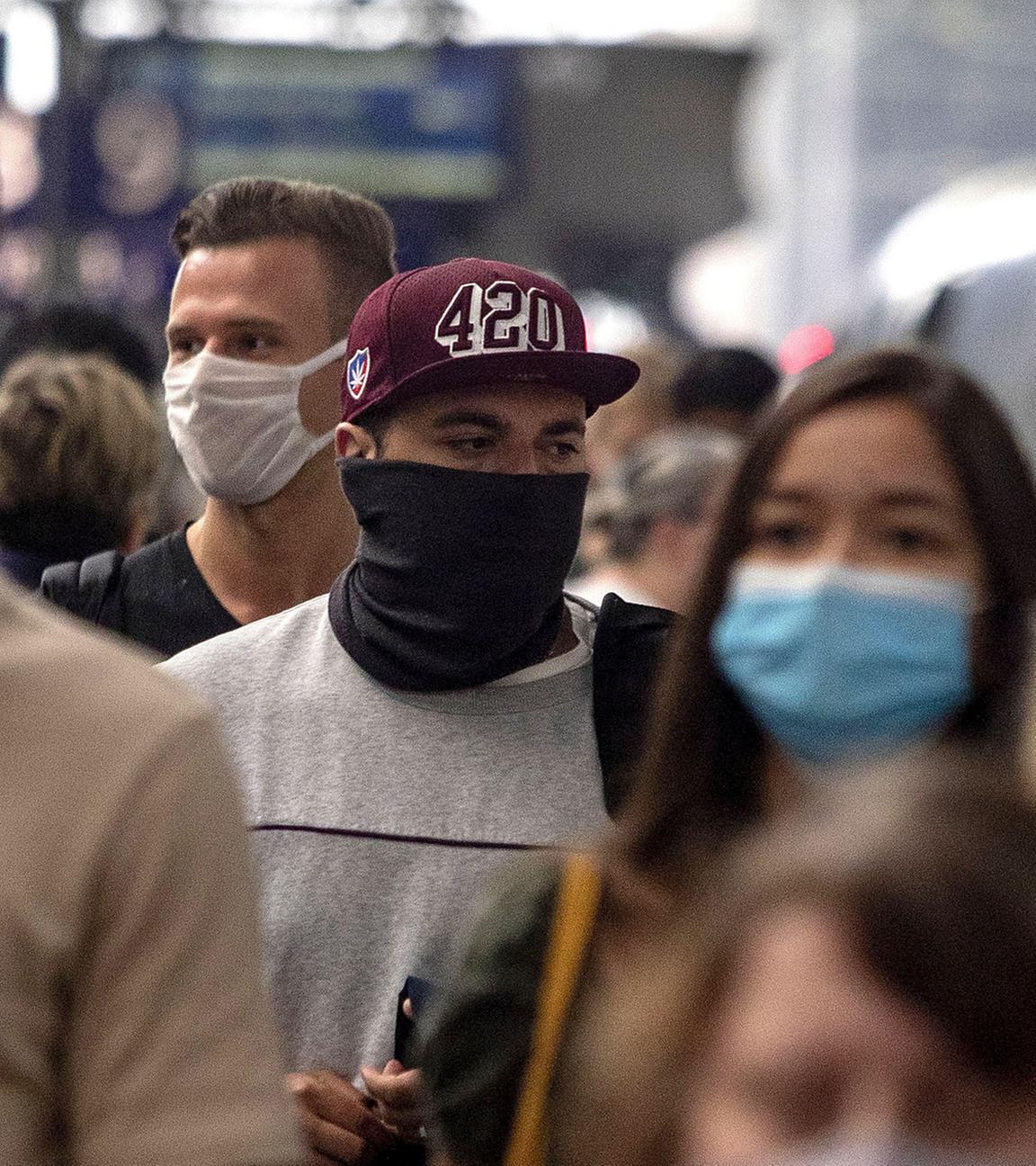 Menschen mit Masken am 14.08.2020 am Frankfurter Hauptbahnhof