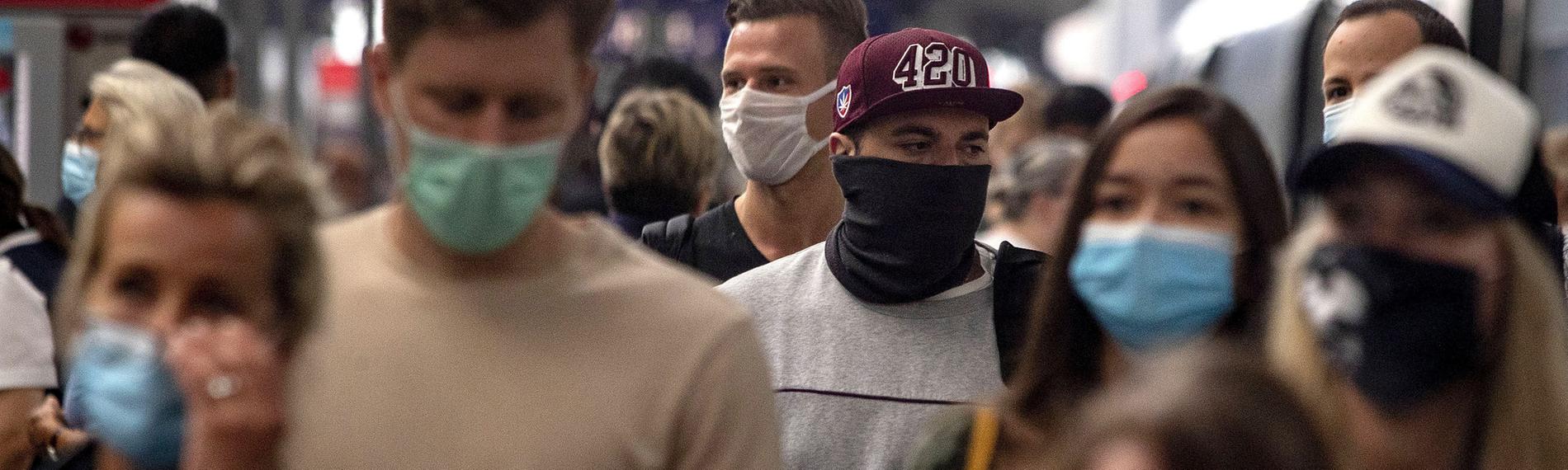 Menschen mit Masken am 14.08.2020 am Frankfurter Hauptbahnhof