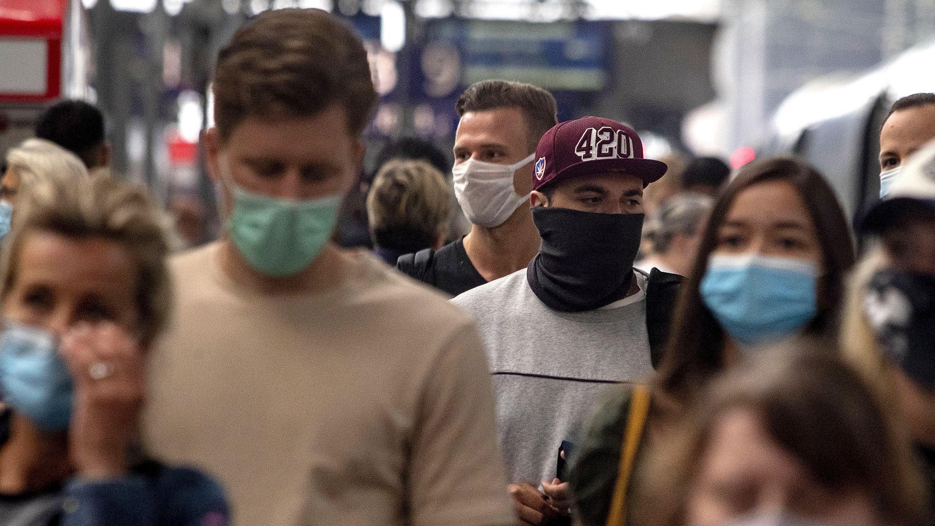 Menschen mit Masken am 14.08.2020 am Frankfurter Hauptbahnhof